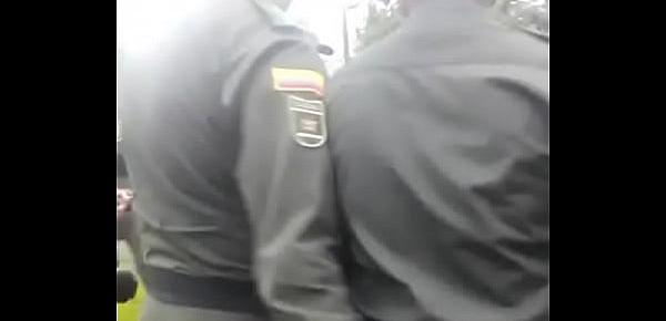  POLICIA TENIENTE MANOSEA A SU COMPAÑERO CAPITÁN EN PLENA FORMACIÓN